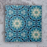 Formas Geométricas de Azul Suave e Indigo Motif Fl<br><div class="desc">Esse azulejo cerâmico apresenta um padrão geométrico caracterizado por motivos simétricos, inspirados na floral. Os motivos são renderizados em diferentes tons de azul, criando um efeito visual calmante e sereno. Os contornos escuros definem as formas e os elementos dentro do padrão, fornecendo contraste e profundidade ao design. Este azulejo é...</div>