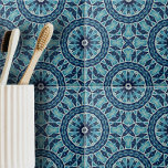 Formas Geométricas do Mosaico Azul Suave e Indigo<br><div class="desc">Esse azulejo cerâmico apresenta um intricado design simétrico que lembra a arquitetura clássica ou os têxteis antigos. O azulejo é adornado com uma variedade de formas geométricas, incluindo diamantes e círculos, que se combinam para formar padrões circulares maiores espalhados pelo azulejo. O design é meticulosamente detalhado e harmonioso, criando um...</div>