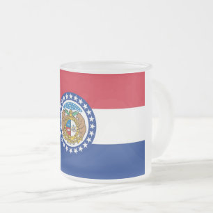 Fosco de pequena caneca de vidro com bandeira do M