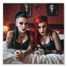 2 Garotas Góticos de tatuagem deitadas na cama