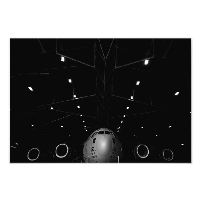 Foto A Globemaster III C-17 fica num hangar (Frente)