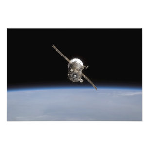 Foto A nave Soyuz TMA-11 acima do cavalo da Terra