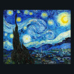 Foto A Noite Estrelada - Van Gogh<br><div class="desc">A Noite Estrelada é um óleo na pintura de canvas do pintor holandês Poste-impressionista Vincent van Gogh. Pintado em junho de 1889, mostra a visão da janela voltada para leste do seu asilo na Santo-Rémy-de-Provence, pouco antes do nascer do sol, com a adição de uma vila imaginária</div>