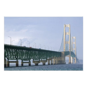 Foto A ponte Mackinac que abrange o estreito de