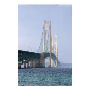 Foto A ponte Mackinac que abrange o estreito de
