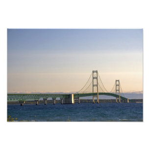 Foto A ponte Mackinac que abrange o estreito de 2