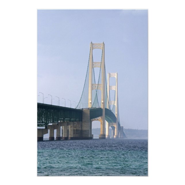 Foto A ponte Mackinac que atravessa o estreito de (Frente)
