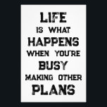 Foto A Vida É... Citação Motivacional Engraçada<br><div class="desc">"A vida é o que acontece quando você está ocupado Fazer outros planos" citação motivacional engraçada. Um lembrete potente de que podemos criar todo o tipo de objetivos e ambições para o futuro, mas, quando temos uma orientação forte para o futuro, podemos esquecer de viver plenamente entretanto.</div>