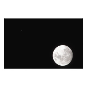 Foto A vista de uma Lua cheia, igualmente mostra Marte