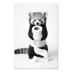 Foto Adorável Panda Vermelho Segurando Papel Higiênico