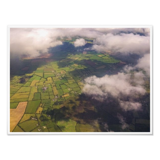 Foto Aerial Patchwork of Irish Farmland and Clouds (Frente)