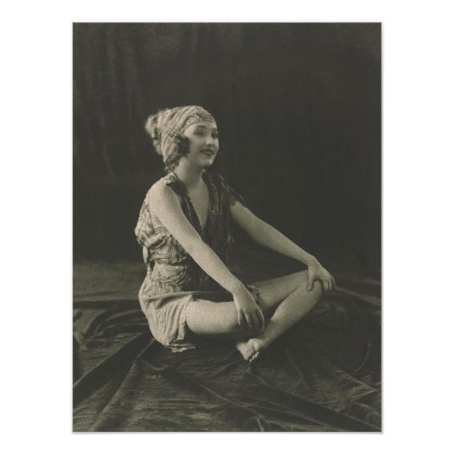 Foto Ame uma pobre garota de barriga sentada entre pern (Frente)