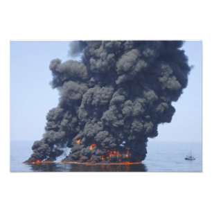 Foto As nuvens de fumo escuras e de fogo emergem 2