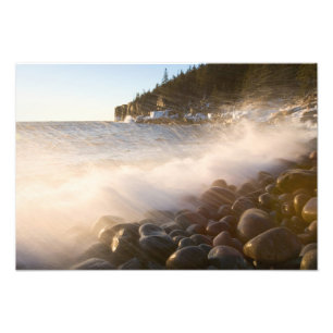 Foto As ondas varrem as pedras em Monument