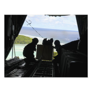 Foto Aviões empurram uma palete de mercadorias doadas 2