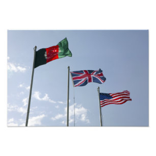 Foto Bandeira BRITÂNICA entre o afegão e bandeiras do