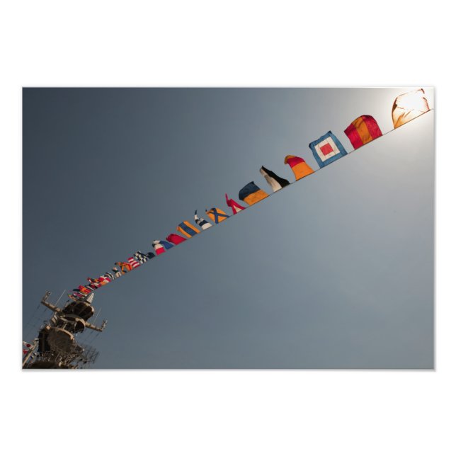 Foto Bandeiras voam sobre o convés do USS Iwo Jima (Frente)