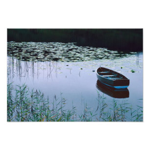 Foto Barco a remo em pequeno lago rodeado por água