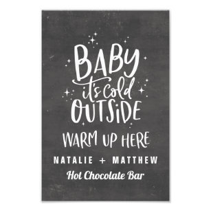 Foto Bebê está frio fora do bar de chocolate quente