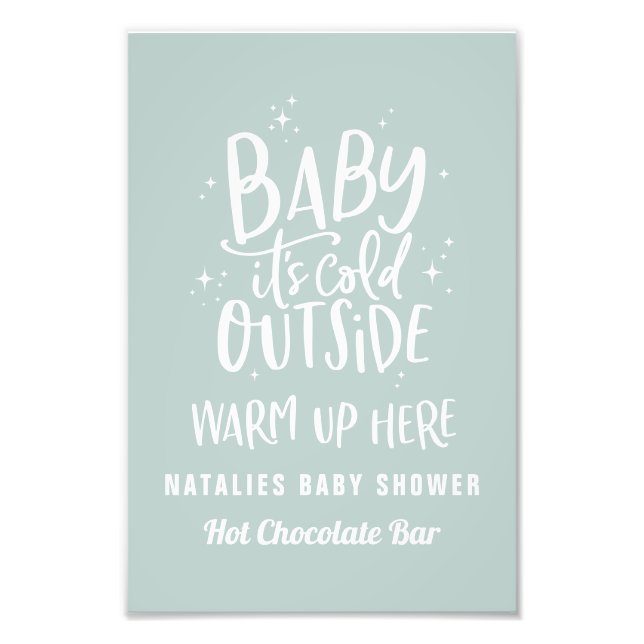 Foto Bebê está frio fora do bar de chocolate quente (Frente)