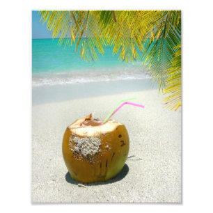 Foto Bebida do coco na praia tropical com folhas de
