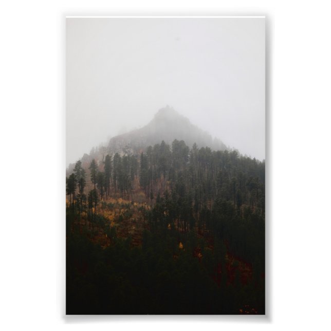 Foto Belo Pico De Montanha A Sair Através Do Nevoeiro (Frente)