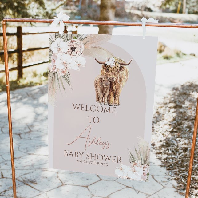 Foto Boho Floral Arco Vaca Chá de fraldas Vitelo Sinal  (Boho floral highland cow and calf baby shower welcome sign also featuring a blush colored arch.)