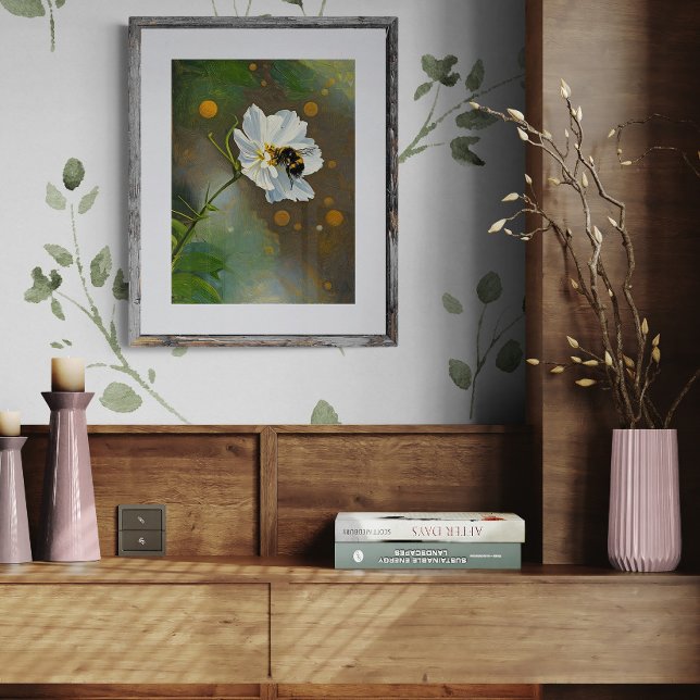 Foto Busy Bumblebee Pollinating White Cosmos Flower (Criador carregado)