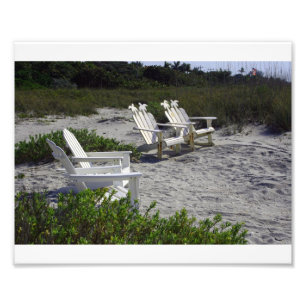 Foto Cadeiras brancas de Adirondack na praia