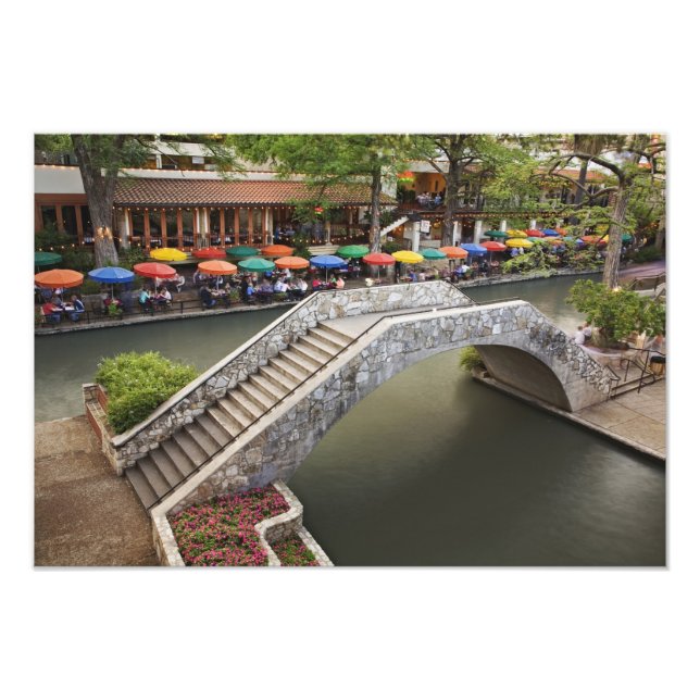 Foto Café ao ar livre ao longo da River Walk e ponte so (Frente)