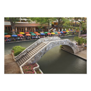 Foto Café ao ar livre ao longo do River Walk e ponte so