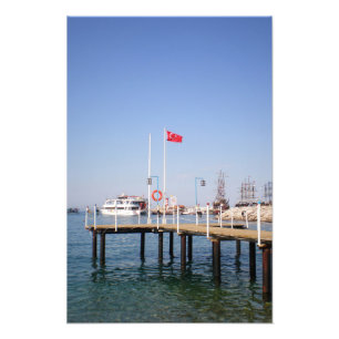 Foto Cais com vista ao mar com iate na Turquia