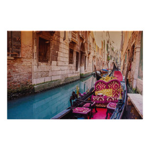 Foto Canal com gondola tradicional em Veneza, Itália