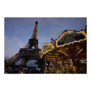 Foto Carrossel pela Torre Eiffel à noite,