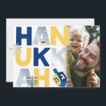 Foto: Cartão de Saudação HANUKKAH Menorah Dreidel<br><div class="desc">Nosso cartão de saudação de Chanucá com um sonho, menorah, rosquinha de gelatina e estrelas judias de David é uma maneira bela e divertida de desejar a família e amigos um Feliz Chanucá no estilo. . Personalize com sua saudação personalizada ao contrário para torná-la realmente uma espécie. Consultas: envie uma...</div>