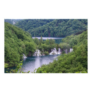 Foto Cascata em cascata com floresta verde na Croácia