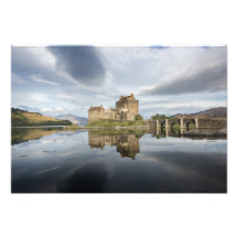 Castelo de Eilean Donan com reflexo na Escócia