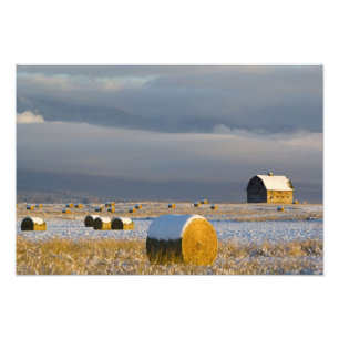 Foto Celeiro rústico e fardos de feno após uma neve fre