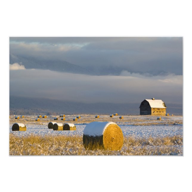 Foto Celeiro rústico e fardos de feno após uma neve fre (Frente)