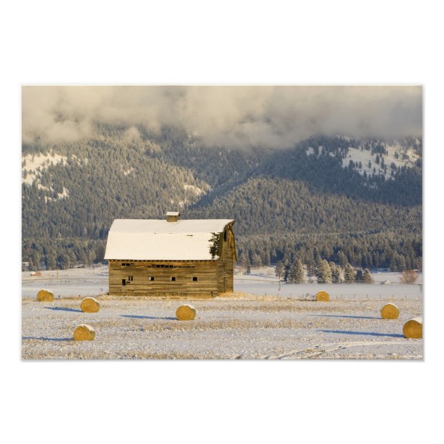 Foto Celeiro rústico e fardos de feno após uma neve fre (Frente)