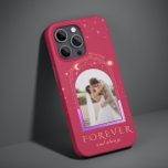 Foto Celestial Magenta SEMPRE Casada<br><div class="desc">PARA SEMPRE, Magenta Celestial Foto Personalizada Nome Personalizado Magenta capas de iphone Telefônica Inteligente apresenta o sol, a lua e as estrelas com a sua imagem favorita num fundo magenta e personalizada com o seu nome e texto personalizado ou "Para sempre e sempre" na tipografia moderna do roteiro de caligrafia...</div>