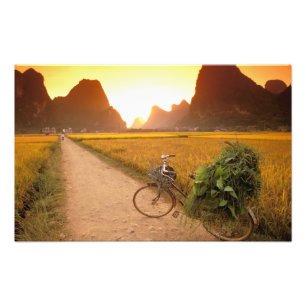 Foto China, Guangxi. Yangzhou, Bicicleta no campo