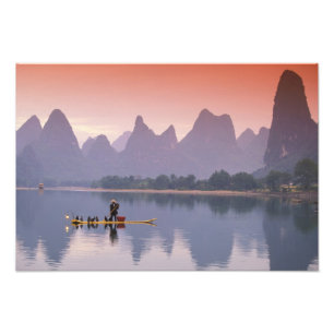 Foto China, Rio Li. Pescador solitário de corvos-marinh
