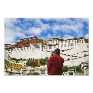 Foto China, Tibete, Lhasa, monge tibetano com Potala