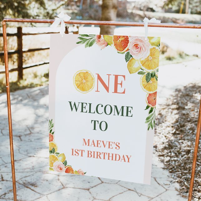 Foto Citrus Nosso Principal Squeze primeiro aniversario (Citrus or our main squeeze is turning one 1st birthday welcome sign with arch, oranges and lemons.)