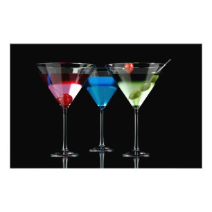 Foto Cocktails diferentes em copos de martini em preto