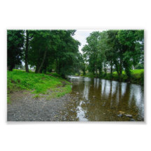 Costas de Elwy, um rio pacífico, em Ruas.