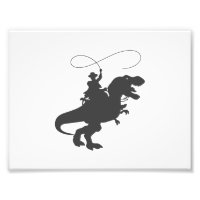 Cowboy cavalgando dinossauro na era pré-histórica