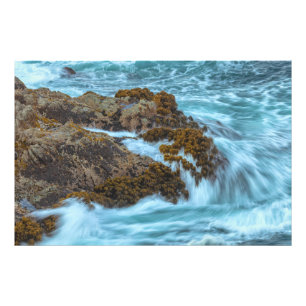 Foto Cruzando ondas do oceano na costa rochosa