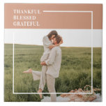 Foto da família moderna | Agradecido Grateful<br><div class="desc">Celebre seus momentos mais queridos com esta elegante impressão de fotografia de arte personalizada "Graças, Abençoado, Grateful". Apresentando tons de terra quente, tipografia moderna suave e um layout limpo de quadro minimalista, este design personalizado adiciona coração e significado a qualquer decoração caseira. Perfeito para a Ação de Graças, outono, ou...</div>